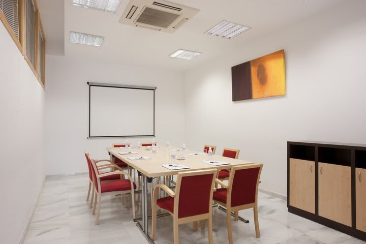 Sala de juntas en el hotel Holiday Inn Express Madrid en Alcobendas