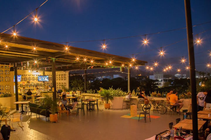 Vista de noche del bar en la terraza