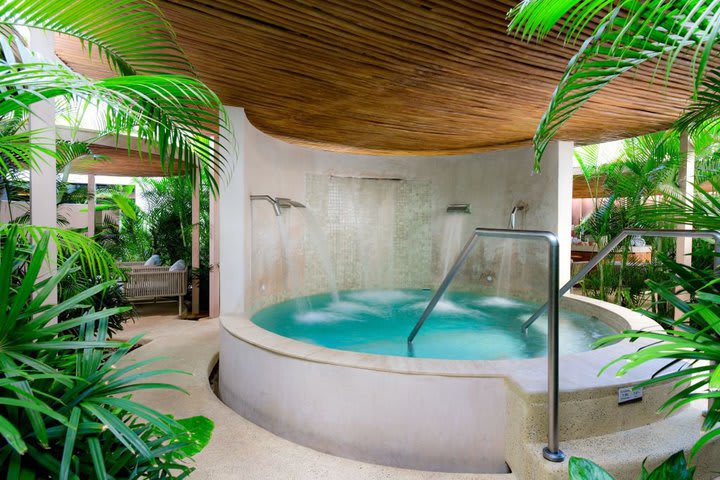 Hydrotherapy area in the Spa