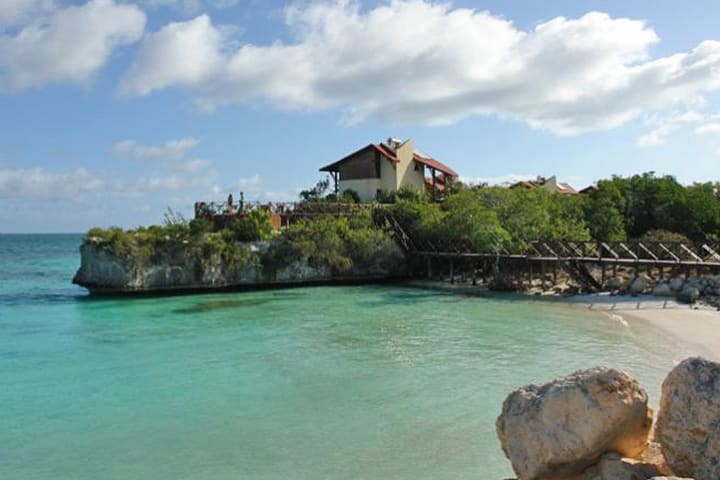 El hotel Villa Las Brujas está junto a la Marina Gaviota