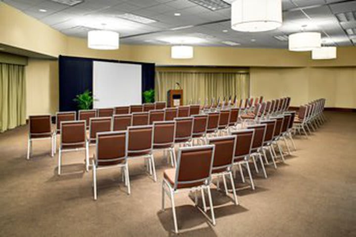 El hotel Four Points by Sheraton Orlando Studio City te ofrece salones de eventos