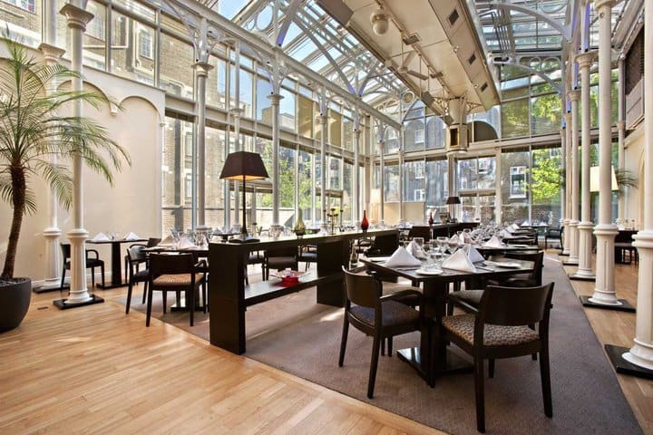 Restaurante con atrio en el hotel Hilton London Euston