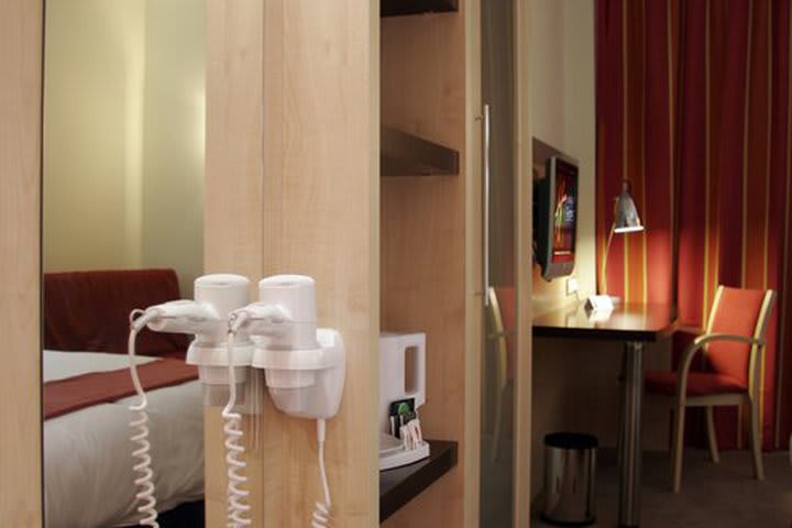 Amenities in a guest room at the Holiday Inn Express - Alcobendas