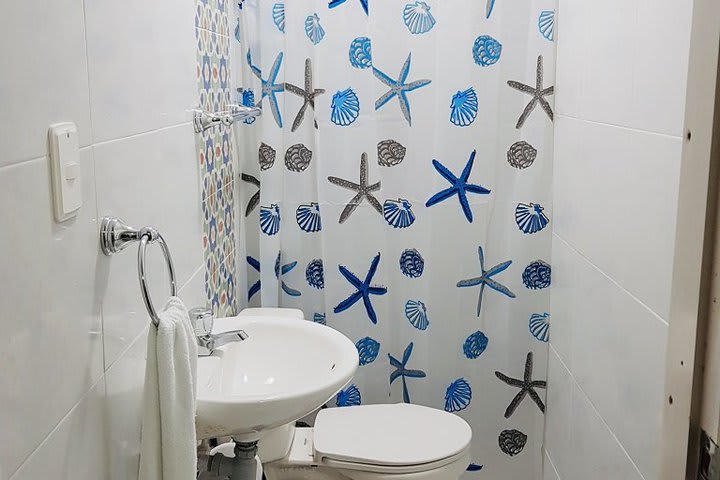 Baño privado con ducha de una habitación triple sin cocina