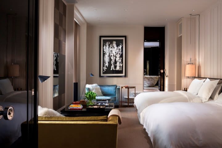 Recámara de una suite Manor House en el Rosewood London