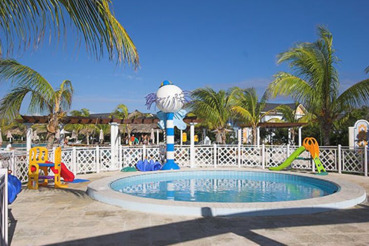 Piscina infantil con juegos