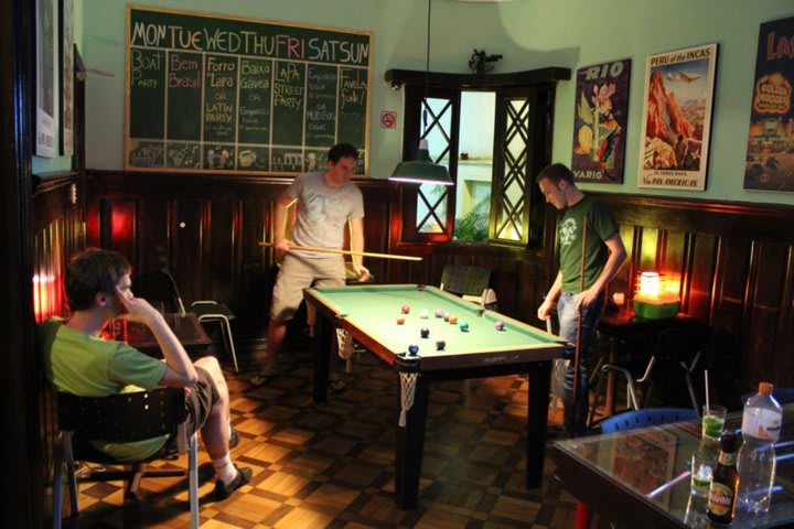 CabanaCopa Hostel cuenta con una mesa de billar en el bar