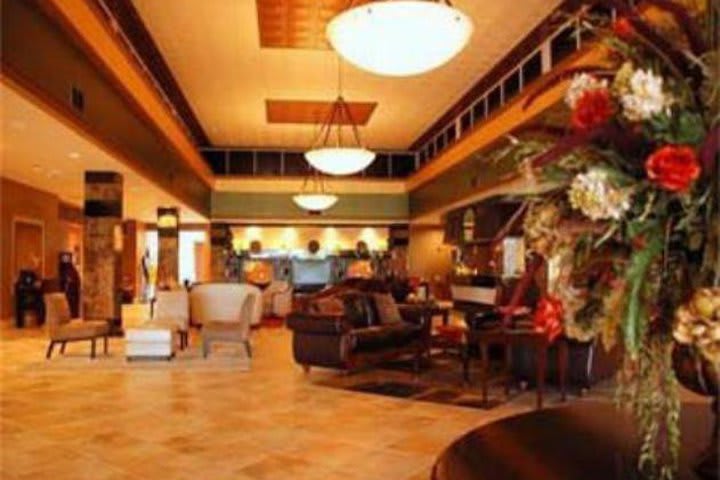 Lobby del hotel Baymont Inn & Suites en la ciudad de Celebration