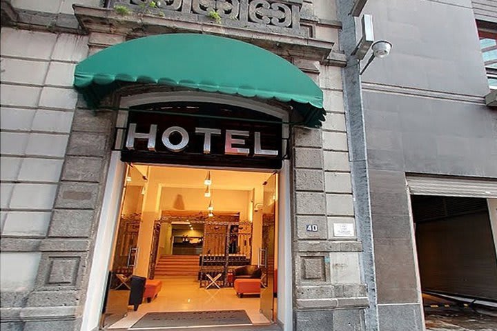 Hotel located 200 meters (656 ft) from Paseo de la Reforma