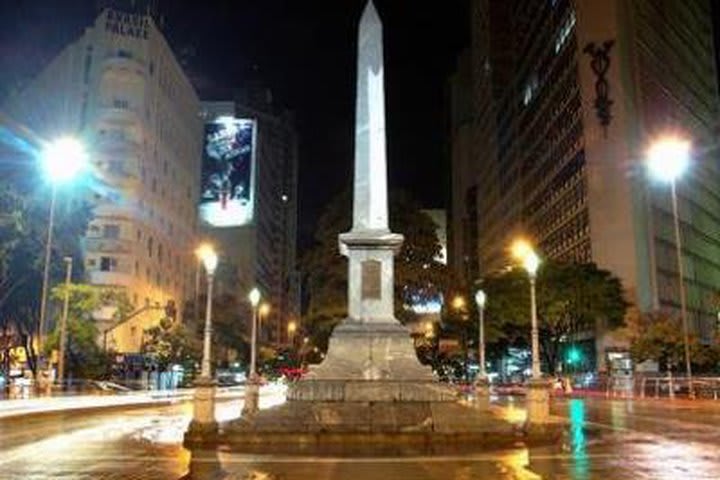 Brasil Palace Hotel está frente a la Plaza Siete de Septiembre de Belo Horizonte