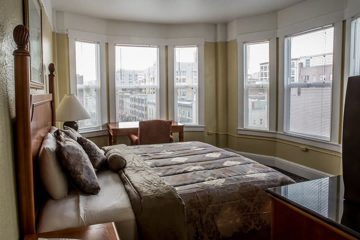 Interior de una habitación en el hotel Regency Inn cerca del Ayuntamiento de San Francisco