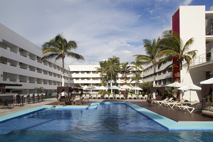 El resort cuenta con dos piscinas y un jacuzzi frente al mar