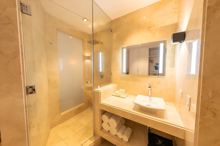 Baño privado de una habitación Cabaña 2 dobles junto a la piscina