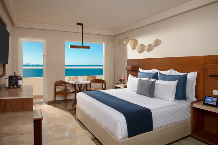 Img - Premium King Balcony Ocean Front - DPKBO