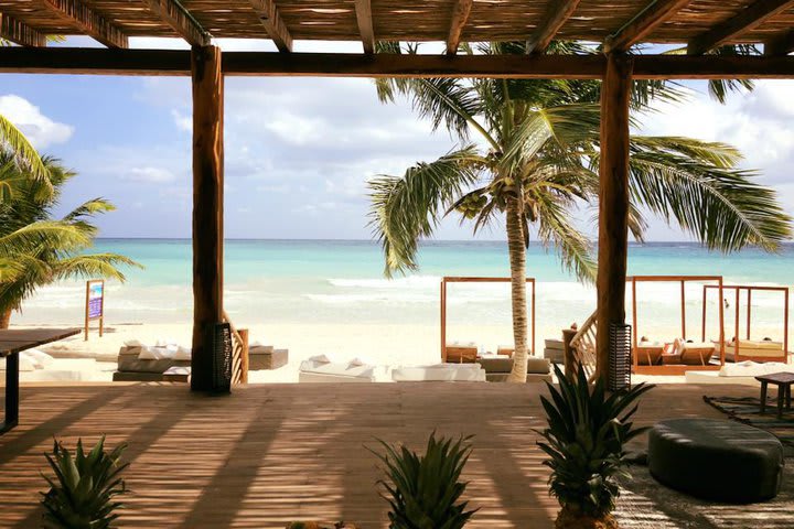 Terrace facing the beach