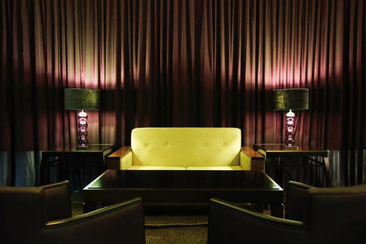 Sitting area in the lobby at Crowne Plaza London