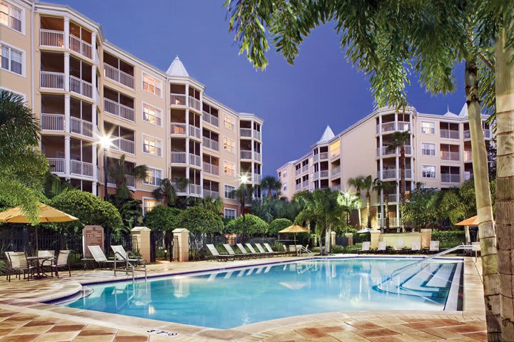 There are two children's pools and five Jacuzzis at Hilton Grand Vacations Suites, hotel in Orlando