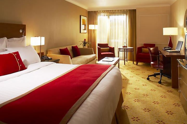 Guest room with sitting area at the London Marriott Regents Park hotel