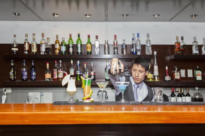 El bar sirve variedad de bebidas