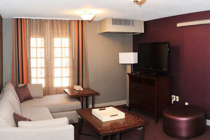 Sala de una suite en el DoubleTree San Antonio Airport, hotel frente al centro comercial North Star