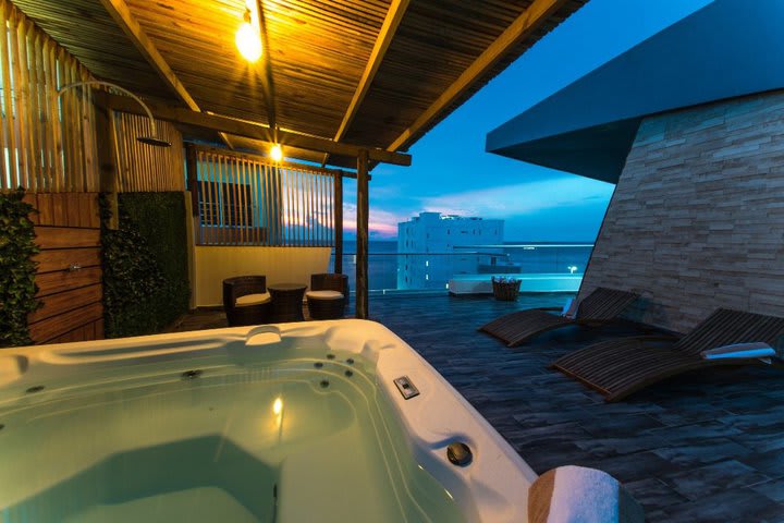 Terraza con jacuzzi