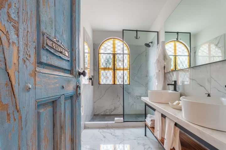 Baño de una habitación de lujo