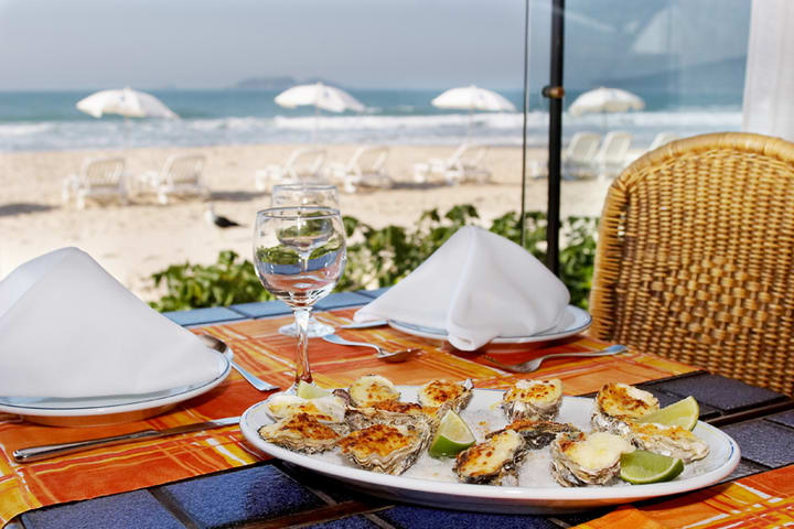 El restaurante del Hotel Costa Norte ofrece platillos a base de mariscos