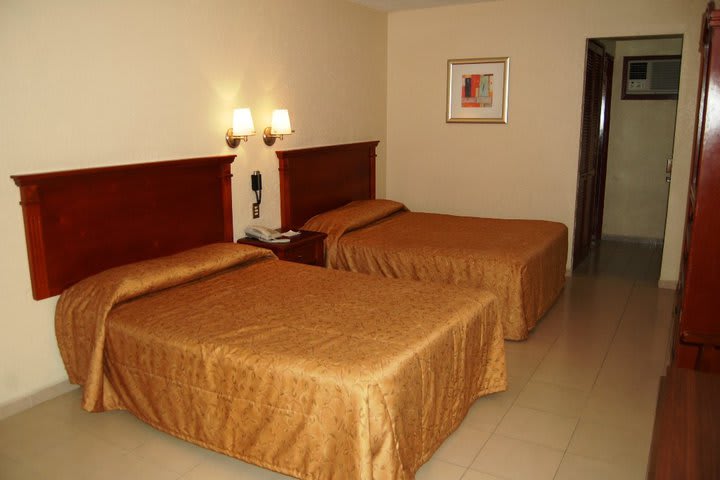 Habitación sencilla del hotel Real de Minas a 1 cuadra de la Terminal Terrestre Potosina