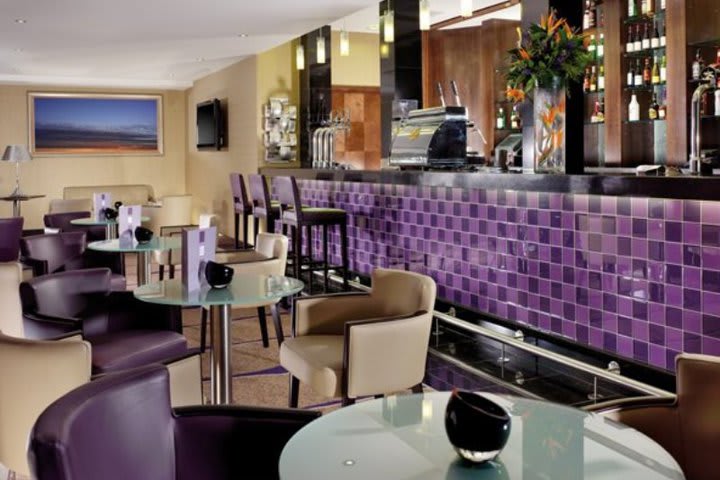 Business lounge at Crowne Plaza London - Ealing