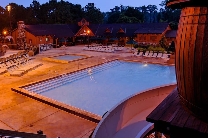 Piscina con tobogán acuático