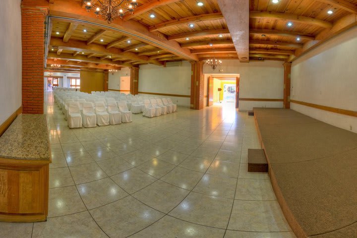 Meeting room to accommodate up to 250 guests