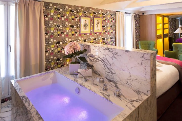 Jacuzzi in the exclusive suite at the Artus Hotel