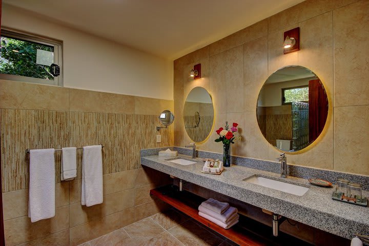 Baño de huéspedes