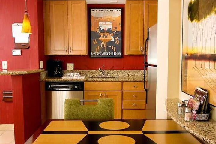 Cocina de un estudio del hotel en Orlando, Residence Inn by Marriott Airport