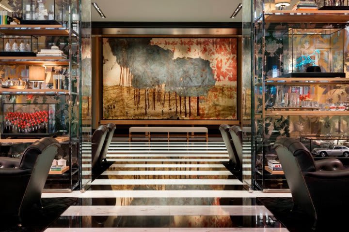 Exclusiva decoración del lobby en el lujoso hotel Rosewood London