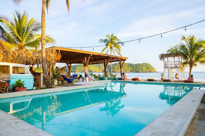 La piscina tiene vista al mar