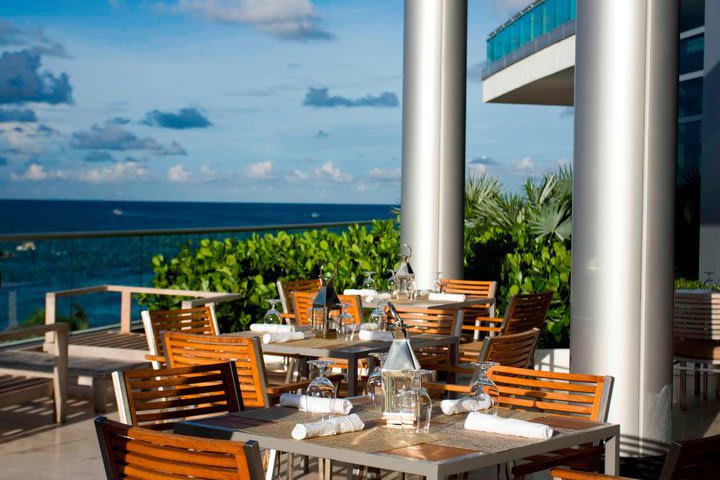 El hotel The Ritz-Carlton Bal Harbour cuenta con un restaurante