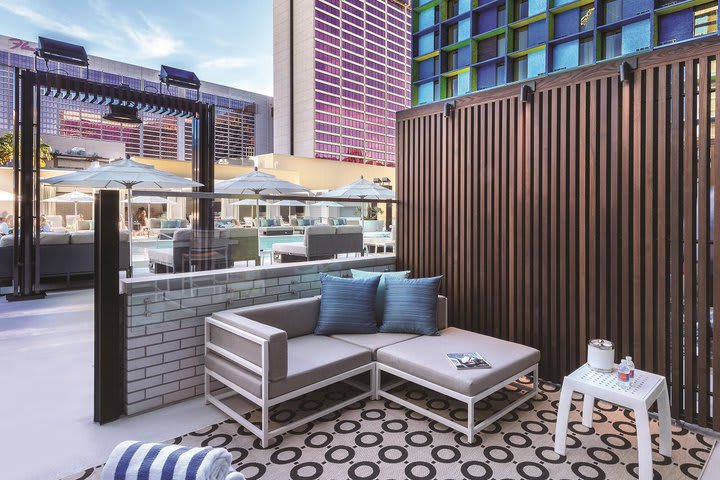 Img - Suite 2 queens vista a la piscina libre de humo