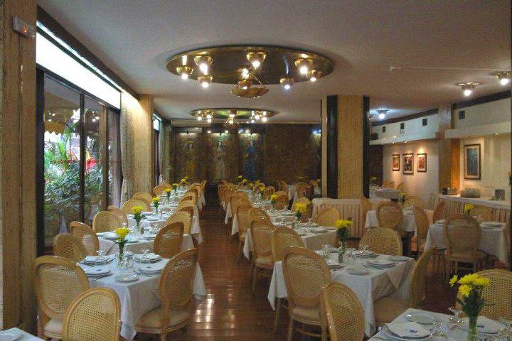 The Ionis hotel has a restaurant and bar with Greek cuisine