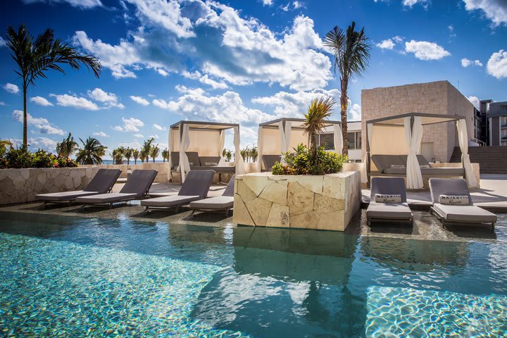 Sitting area in front of the pool