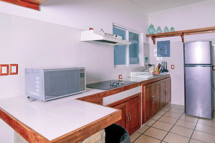 Cocina en el departamento con vista al jardín