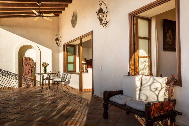 Área de descanso en una habitación