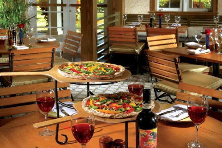 El restaurante La Trattoria ofrece pizza y pastas en el hotel Fisher Island