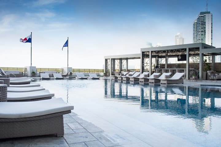 Piscina del hotel rodeada de camas de playa plegables