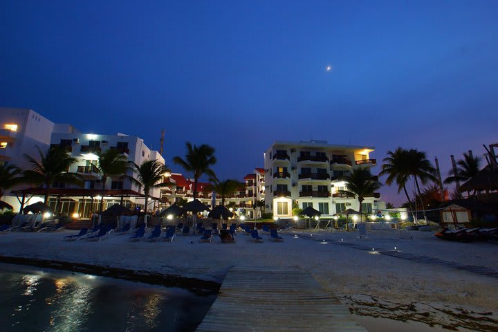 Vista nocturna del hotel Imperial Las Perlas