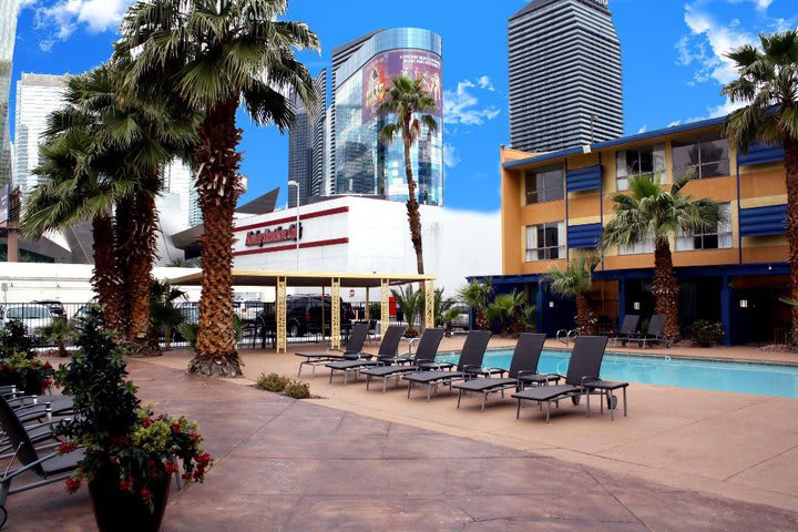 Travelodge Center Strip features an outdoor swimming pool