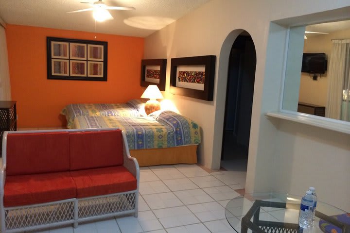 Guest room with a sitting area at Quinta del Gobernador hotel