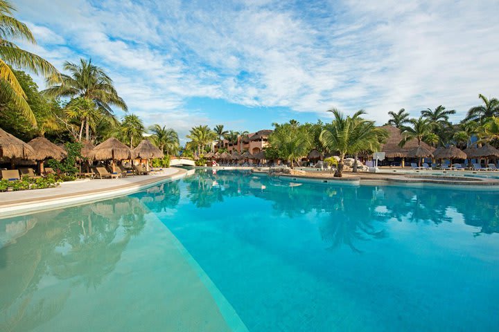 The pool area is ideal for a refreshing time