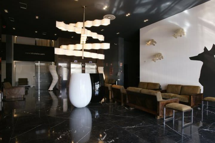 Lobby del hotel High Tech Nueva Castellana en el norte de Madrid