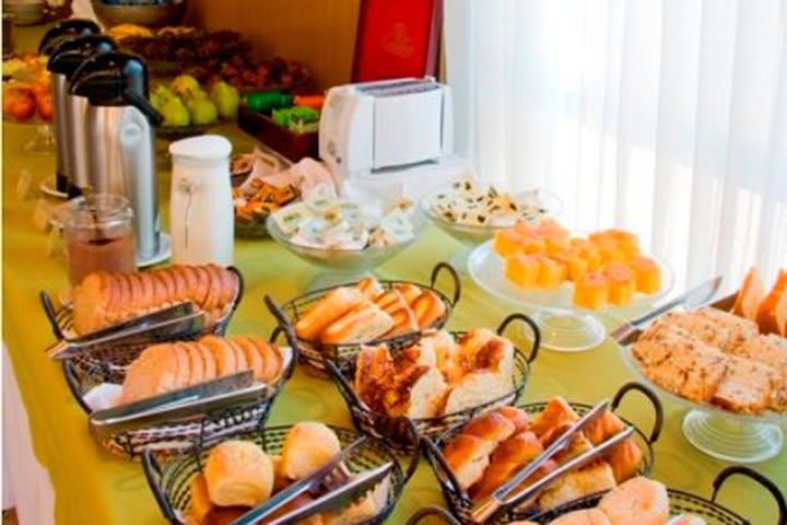 Breakfast in the restaurant at Promenade Pancetti, hotel in Belo Horizonte